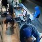 Um funcionário foi agredido durante um assalto em Guarujá, com imagens do crime sendo analisadas pela Polícia Civil - Foto: Reprodução