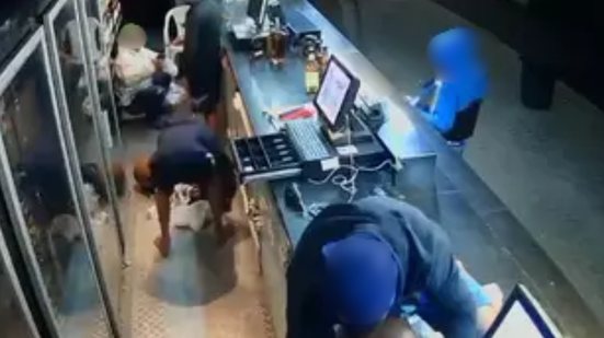 Um funcionário foi agredido durante um assalto em Guarujá, com imagens do crime sendo analisadas pela Polícia Civil - Foto: Reprodução