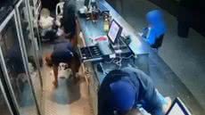 Um funcionário foi agredido durante um assalto em Guarujá, com imagens do crime sendo analisadas pela Polícia Civil - Foto: Reprodução