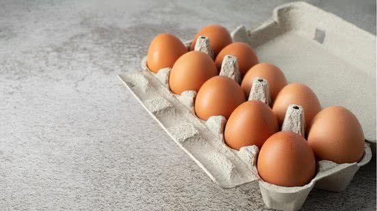 O aumento no preço do ovo e outros alimentos impacta a inflação, que desacelerou para 0,64% em março segundo o IBGE - Imagem: Freepik