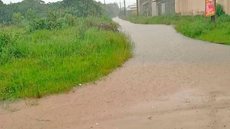 Rua alagada no loteamento Estância Santa Cruz após fortes chuvas que provocaram o transbordamento de rios e dificultaram o acesso de moradores - Imagem: Divulgação