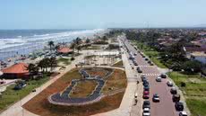 Orla revitalizada da Praia do Cibratel, em Itanhaém, recebeu investimento de R$ 4,1 milhões e agora conta com quadras esportivas, pista de skate e áreas de convivência. - Imagem: Reprodução/Prefeitura de Itanhaém