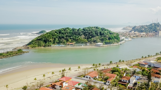 Veículos de fretamento precisam de autorização prévia para entrar e estacionar em Itanhaém durante a alta temporada. - Imagem: Prefeitura de Itanhaém