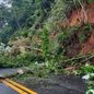 Queda de barreira interditou trecho da Rodovia Padre Manoel da Nóbrega, em Itariri, após sequência de chuvas na região - Imagem: Polícia Militar Rodoviária