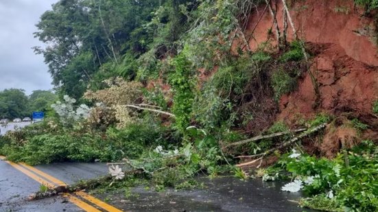 Queda de barreira interditou trecho da Rodovia Padre Manoel da Nóbrega, em Itariri, após sequência de chuvas na região - Imagem: Polícia Militar Rodoviária