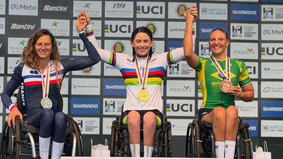 Jéssica Messali, da Santos Cycling Team/Fupes, conquistou a medalha de bronze na classe handbike H3 do contrarrelógio individual do Mundial de Ciclismo e Paraciclismo de Estrada UCI 2026, disputado em Huntsville, no Alabama, Estados Unidos. - Imagem: Reprodução