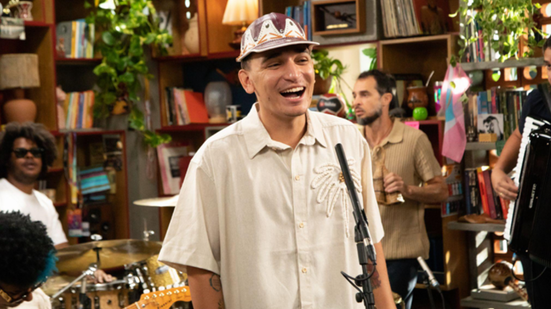 Primeiro episódio da versão brasileira do formato passou a integrar a programação oficial do Tiny Desk Concerts e foi exibido para audiência global. - Imagem: Divulgação