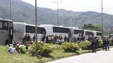 A emboscada dos santistas contra o ônibus do Internacional - Foto: Luiz Carlos de Souza/NSC TV