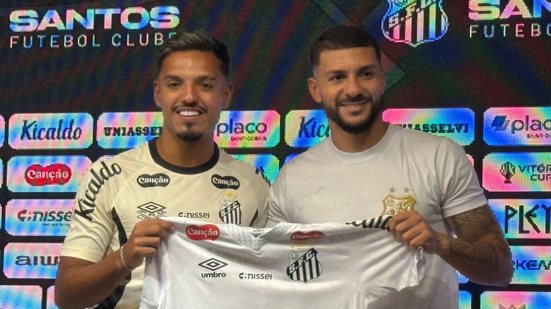 Menino chega ao Santos após passagem pelo Atlético Mineiro e se diz emocionado em vestir a camisa alvinegra - Foto: CBN Santos