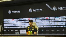 Na coletiva, o goleiro destaca a força da Vila Belmiro e a importância de corresponder ao apoio da torcida em casa - Foto: CBN Santos