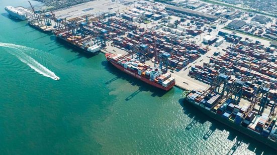 A decisão do TCU visa evitar concentração de mercado no porto de Santos, mas gera críticas de gigantes como a Maersk - Foto: Divulgação / Tecon