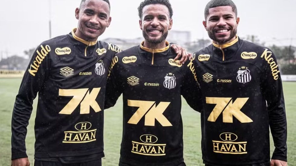 O meia Jeffinho e os atacantes Leleti e Lipão participaram de treino com o Santos, buscando experiência e aprendizado - Foco: Raul Baretta/ Santos FC