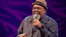 O cantor e compositor Jorge Aragão é a atração principal da Festa de Lançamento do Santos Carnaval 2027, na Ponta da Praia - Imagem: Reprodução