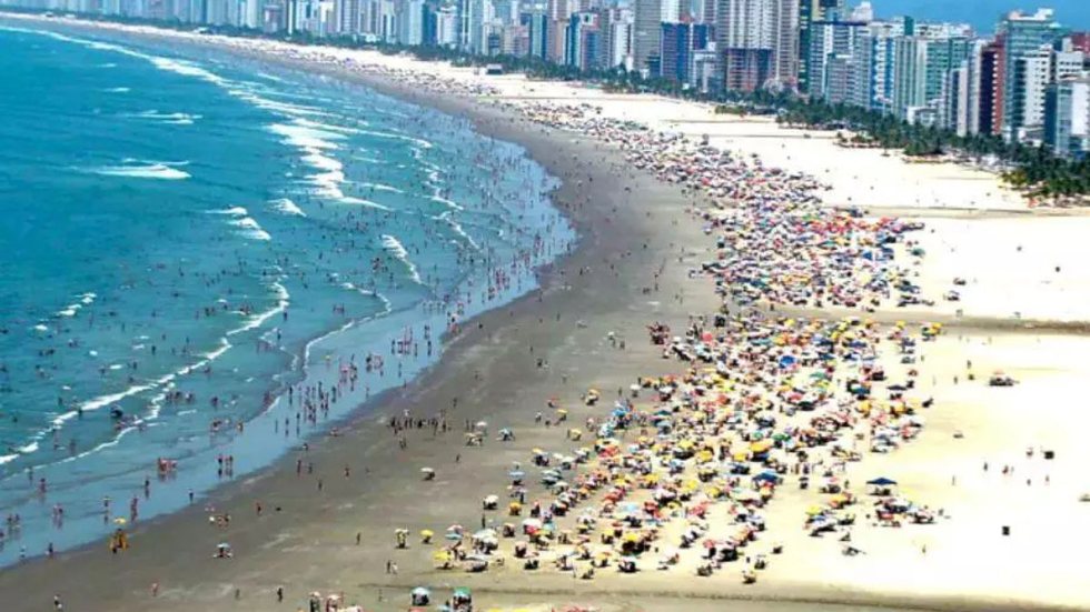 A importância de nadar em áreas supervisionadas é ressaltada após um dia de resgates e uma fatalidade no litoral paulista - Foto: Rogério Santos