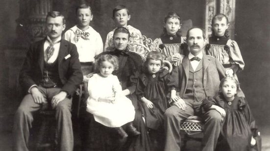 O instante em que o cotidiano se transforma em arquivo - Retrato de família, c. 1890 (autor desconhecido)