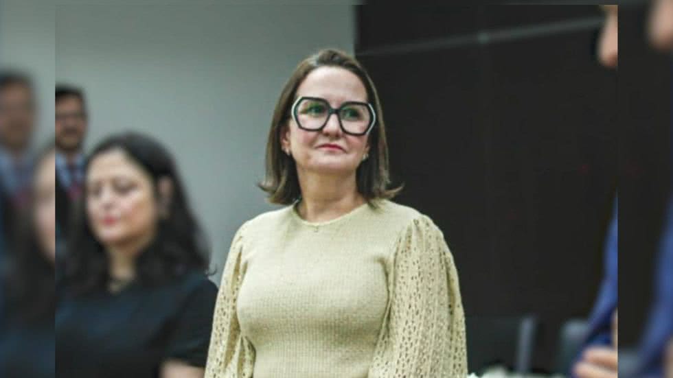 A juíza Adriana de Jesus Pita Colella enfrenta apuração interna após revelações sobre seu curso de Medicina e funções no TRT-SP. - Imagem: Reprodução | Jornal da Band