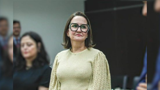 A juíza Adriana de Jesus Pita Colella enfrenta apuração interna após revelações sobre seu curso de Medicina e funções no TRT-SP. - Imagem: Reprodução | Jornal da Band