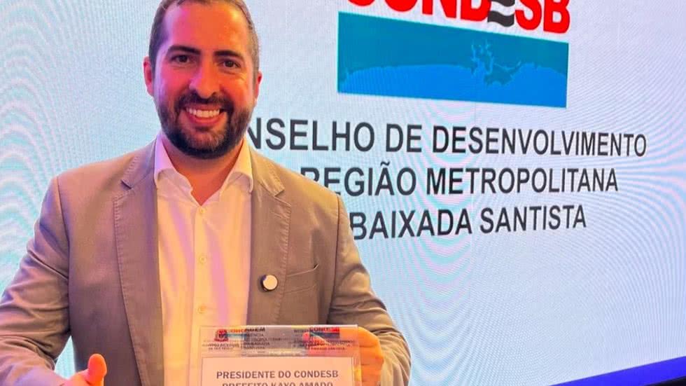 Prefeito de São Vicente é o primeiro a ser reconduzido ao cargo no CONDESB desde sua criação em 1977 - Imagem: Instagram/ @kayoamado
