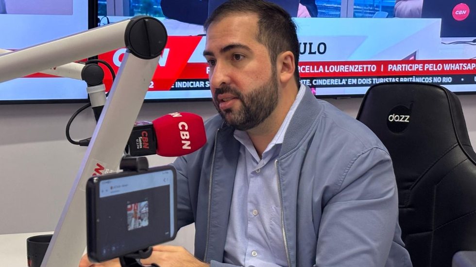 Prefeito Kayo Amado explanou sobre o tema em entrevista exclusiva na rádio CBN Santos - Foto: Rádio CBN Santos