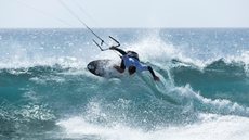 O kitesurfista Gabriel Benetton, de Itanhaém, garantiu o terceiro lugar na etapa de abertura do GKA Kite World Tour 2026, disputada em Ponta Preta - Imagem: Divulgação
