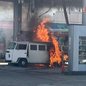 Kombi ficou destruída após incêndio em posto de combustíveis na Ponta da Praia, em Santos - Imagem: Fernando Nakamura