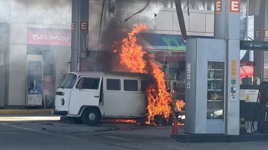 Kombi ficou destruída após incêndio em posto de combustíveis na Ponta da Praia, em Santos - Imagem: Fernando Nakamura