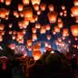 Lanternas tradicionais lançadas no céu noturno; Festival das Lanternas do Céu de Pingxi, Taiwan - Imagem: Jirka Matousek/ Flickr