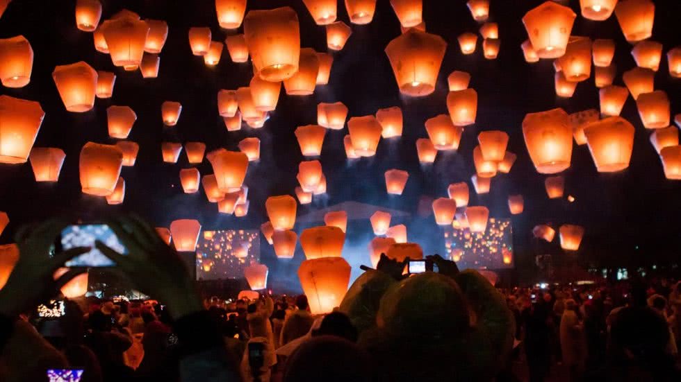 Lanternas tradicionais lançadas no céu noturno; Festival das Lanternas do Céu de Pingxi, Taiwan - Imagem: Jirka Matousek/ Flickr
