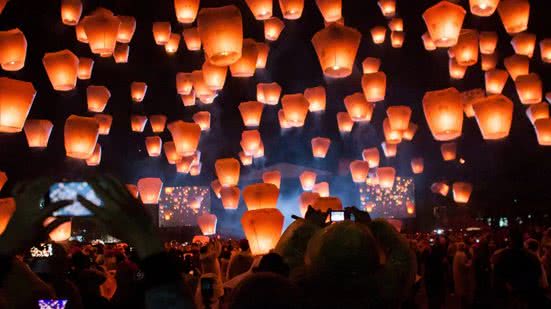Lanternas tradicionais lançadas no céu noturno; Festival das Lanternas do Céu de Pingxi, Taiwan - Imagem: Jirka Matousek/ Flickr