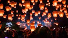 Lanternas tradicionais lançadas no céu noturno; Festival das Lanternas do Céu de Pingxi, Taiwan - Imagem: Jirka Matousek/ Flickr