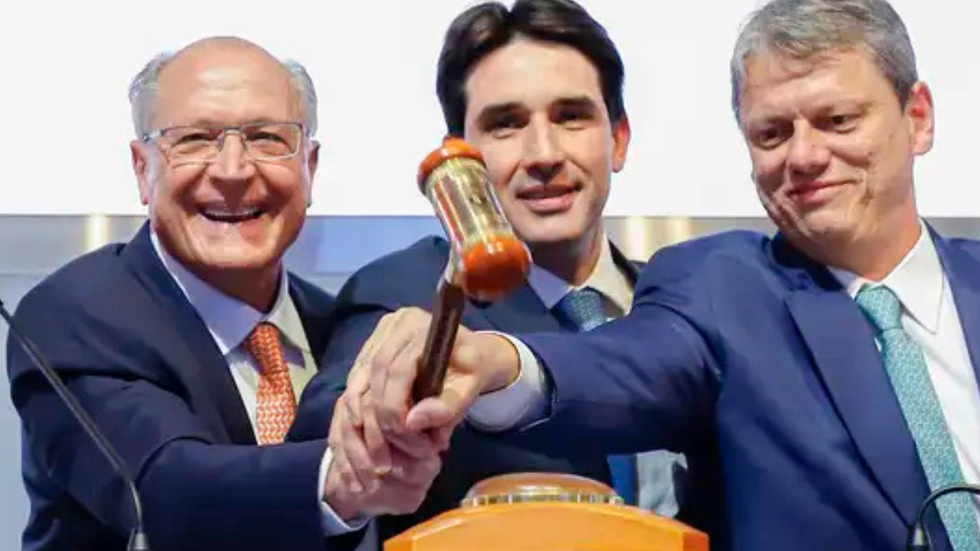 Alckmin, Tarcísio e Silvio Costa Filho batem o martelo no leilão do Túnel Santos–Guarujá - Imagem: Eduardo Oliveira | MPor
