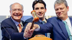 Alckmin, Tarcísio e Silvio Costa Filho batem o martelo no leilão do Túnel Santos–Guarujá - Imagem: Eduardo Oliveira | MPor