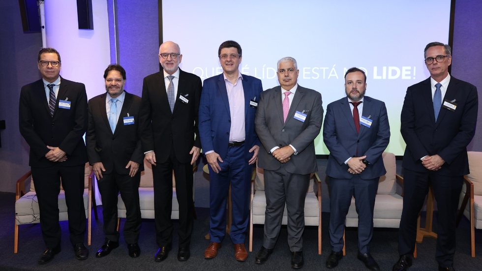 Debatedores discutem aspectos jurídicos e impactos econômicos do Tecon 10 na geração de empregos e investimentos - Imagem: Reprodução