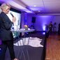 A artista Bia Doria compartilhou sua trajetória e projetos que conectam arte e responsabilidade ambiental durante o jantar - Imagem: Reprodução
