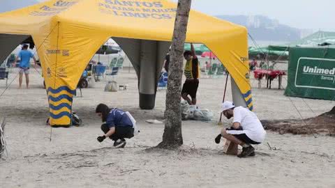 Mutirão retira mais de 4 mil resíduos de praia de Santos - Imagem: divulgação Prefeitura de Santos