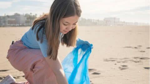 Mutirão de limpeza voluntária ocorrerá na praia em Santos; saiba detalhes - Imagem: reprodução Freepik