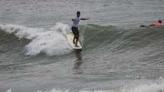 Atletas de longboard poderão disputar vagas para integrar equipe santista em treinamentos e competições da modalidade. - Imagem: Reprodução / Prefeitura de Santos