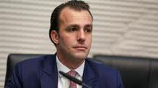 Deputado é acusado de lesão corporal e descumprimento de medidas protetivas em caso envolvendo sua ex-esposa, Cíntia Chagas - Imagem: Reprodução | Alesp