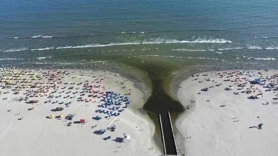 Os sete pontos monitorados nas praias de Santos estão classificados como impróprios para banho no boletim mais recente da Cetesb. Ao todo, 17 locais apresentam restrição na Baixada Santista - Imagem: Matheus Müller/g1