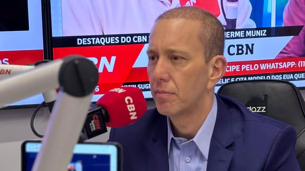 Prefeito de Sorocaba, Rodrigo Manga, durante entrevista à Rádio CBN Santos, na qual confirmou seu projeto de se lançar como pré-candidato ao Senado em 2026 - Foto: Rádio CBN Santos