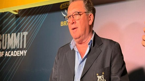 Presidente do Santos, Marcelo Teixeira foi abordado por torcedores na Vila Belmiro após reunião que aprovou as contas financeiras do clube referentes a 2025 - Imagem: Ludmila Candal/CNN