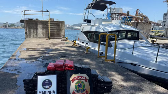 Mergulhadores da Marinha localizaram mais de 100 kg de droga presos ao casco de um navio no Porto de Santos. - Imagem: Marinha do Brasil