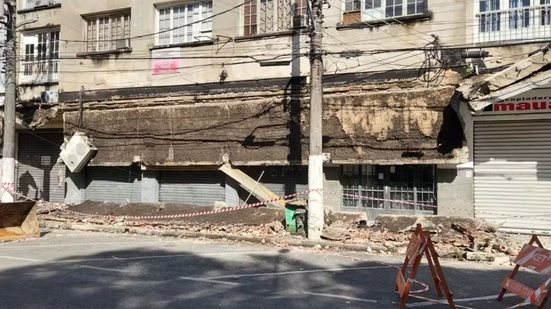 Área foi isolada após queda de marquise em prédio comercial no Centro de Santos, onde duas pessoas ficaram feridas - Imagem: Alexsander Ferraz/A Tribuna Jornal