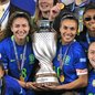 Marta e a seleção com o troféu da Copa América feminina - Foto: AFP
