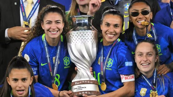 Marta e a seleção com o troféu da Copa América feminina - Foto: AFP