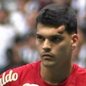 O goleiro do Santos, Gabriel Brazão, sofreu um acidente em campo e precisou ser levado ao hospital após a partida - Imagem: ge/ Santos