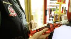 Equipes do Procon, GCM e Vigilância Sanitária realizam fiscalização em três estabelecimentos, com um sendo fechado por irregularidades. - Foto: Pablo Jacob