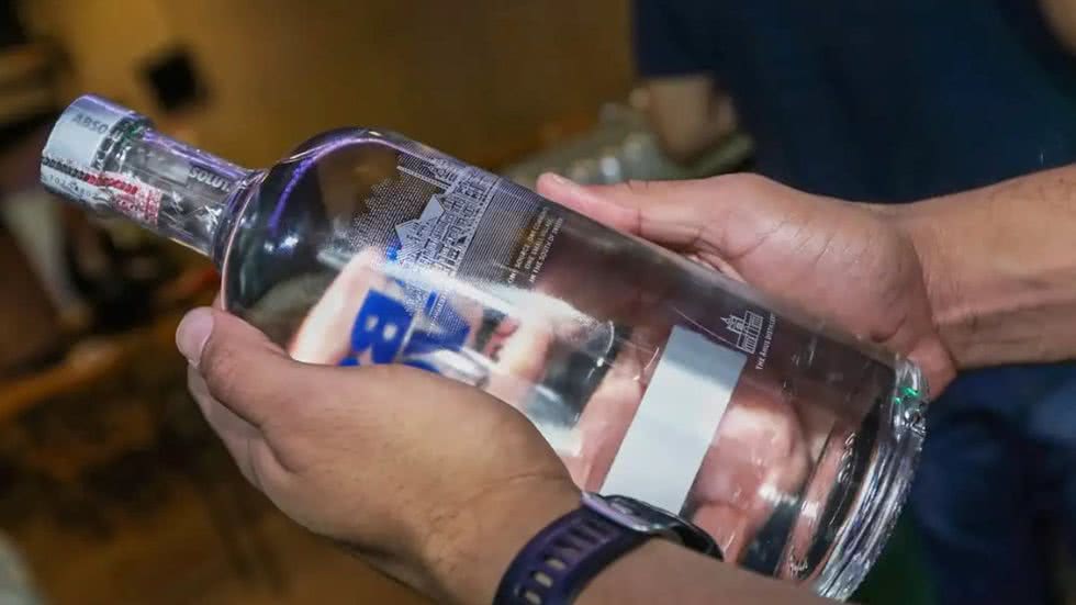 Jhenifer Carolina dos Santos Gomes, de 27 anos, é identificada como a nona vítima fatal de intoxicação por metanol no estado - Imagem: Reprodução /  Sandro Araújo / Agência Saúde DF