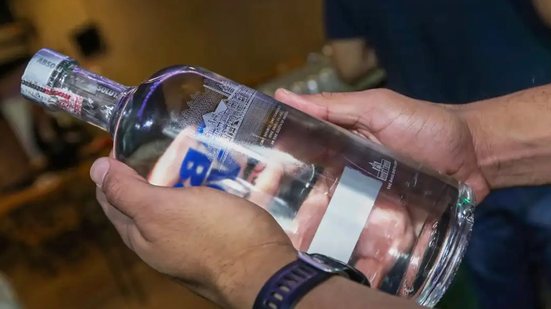 Jhenifer Carolina dos Santos Gomes, de 27 anos, é identificada como a nona vítima fatal de intoxicação por metanol no estado - Imagem: Reprodução /  Sandro Araújo / Agência Saúde DF