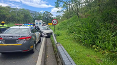 Carro ficou destruído após perder o controle e atingir a defensa metálica na Rodovia Mogi-Bertioga - Imagem: CCI Artesp